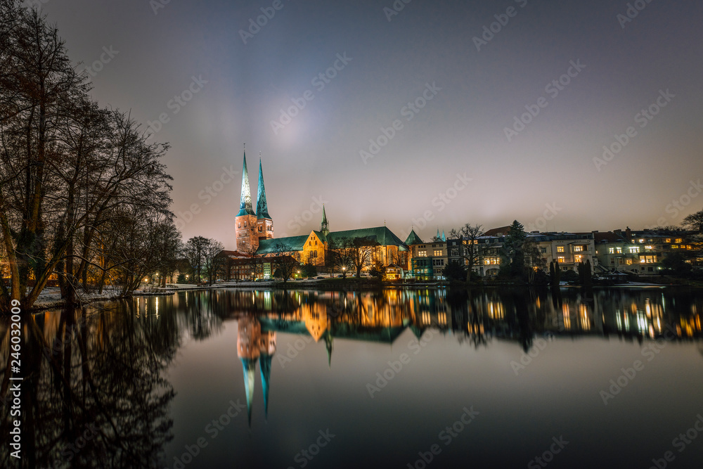 Spiegelbild des Dom zu Lübecks