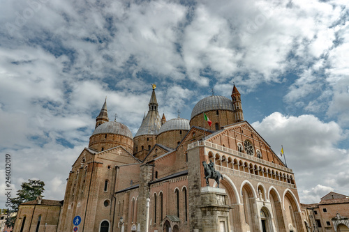 Obraz na płótnie The Basilica of Saint Anthony of Padua (Basilica di sant'Antonio di Padova) in Padua, Veneto, Italy w salonie