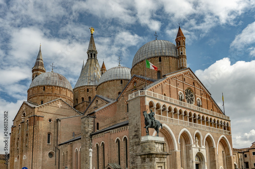 Obraz na płótnie The Basilica of Saint Anthony of Padua (Basilica di sant'Antonio di Padova) in Padua, Veneto, Italy w salonie