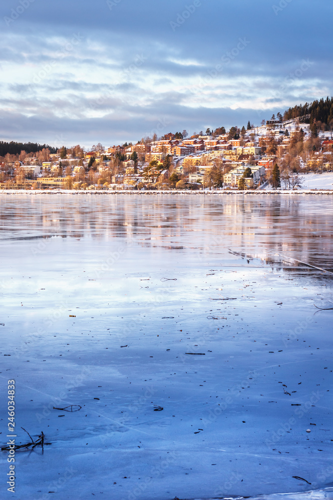 Zimowy widok na wyspę Fröso z Östersund