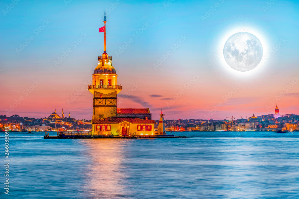 Fototapeta premium Maiden's Tower in istanbul, Turkey (KIZ KULESI - USKUDAR)
