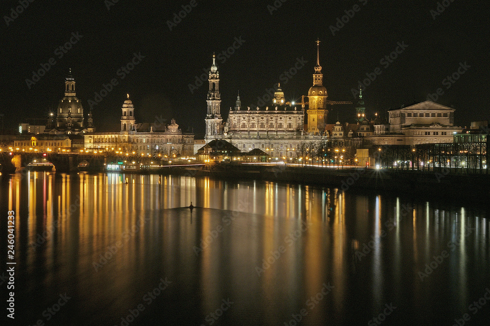 Dresden vom rechten Elbufer in der Nacht