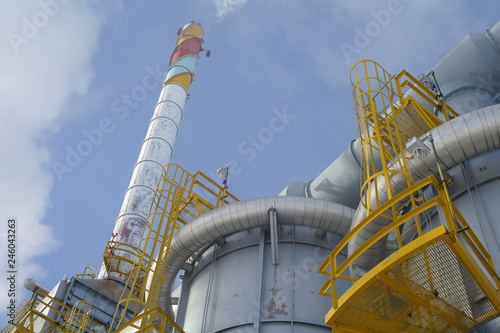 Obraz na płótnie Chemical plant in the blue sky w salonie