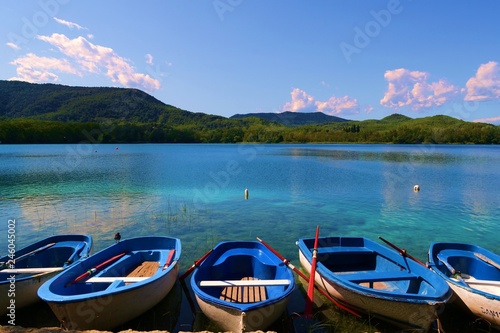 panorama del lago di Banyoles con barchette ormeggiate in Catalogna, Girona, Spagna. photo