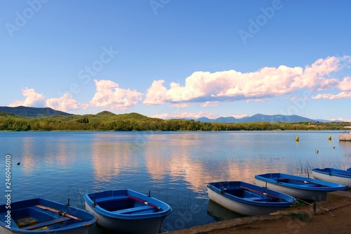 panorama naturale del lago di Banyoles con barchette ormeggiate. E' il più grande lago della Catalogna in provincia di Girona, Spagna.