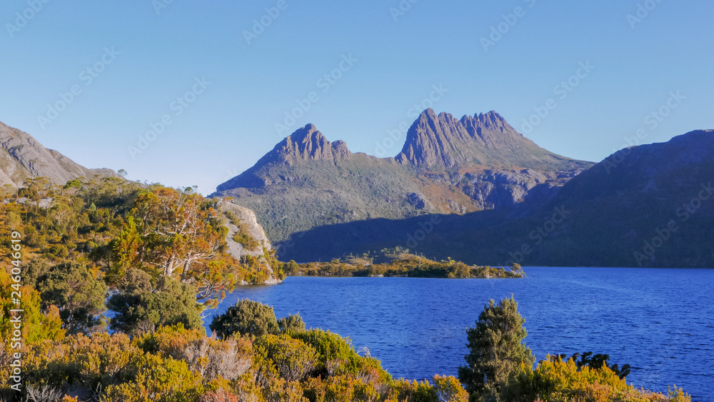 Naklejka premium sunset shot of cradle mountain with glacier rock and dove lake in tasmania