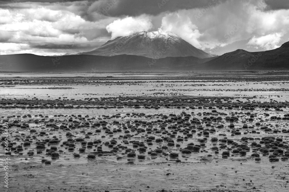 Il vulcano Misti sulla laguna di Salinas, Arequipa, Perù Il vulcano Misti sulla laguna di Salinas, Arequipa, Perù