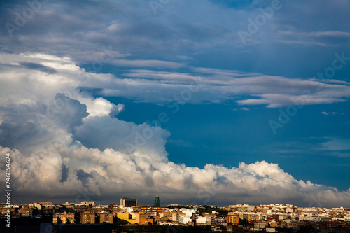 Storm clouds advance over the city © Sergio León