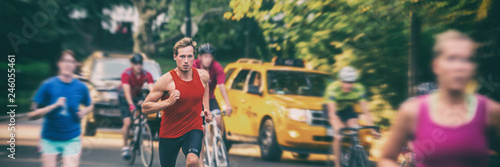 Photo Fit runners motion blur people crowd training in city panorama banner - Athletes jogging, biking in New York city with yellow cabs cars background