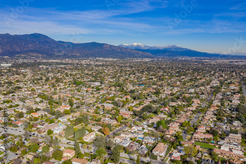 Papier peint Aerial view of the  Arcadia area with the white snowy Mt. Baldy
