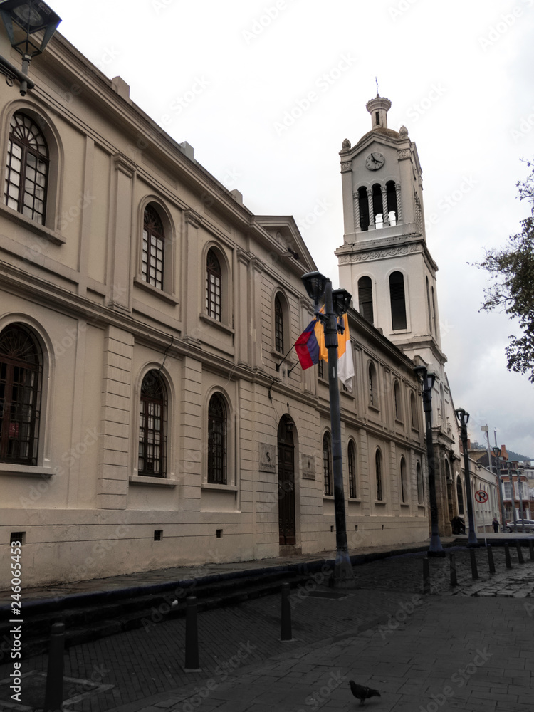 Obraz premium Perspectiva de la iglesia de usaquen en el norte de bogota, parque de usaquen ubicado en santa barbara, norte de bogota 