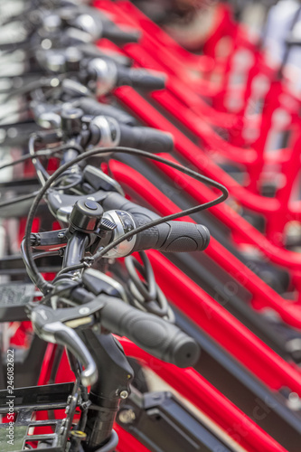 alignement de vélos électriques rouges