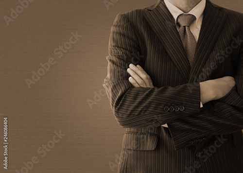 腕組みするビジネスマン