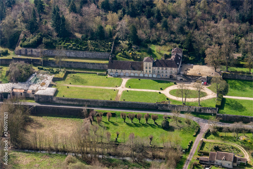 vue aérienne du château de Villecerf en Seine-et-Marne en France