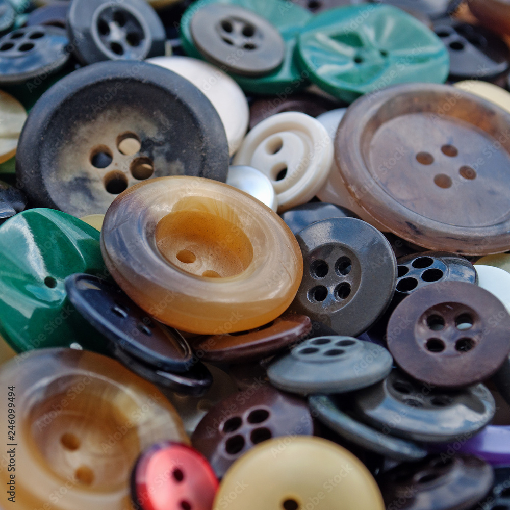 Alte Kleider und Hosenknöpfe