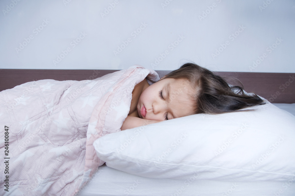 Foto de little girls sleeping lying on bed. sleep schedule in domestic