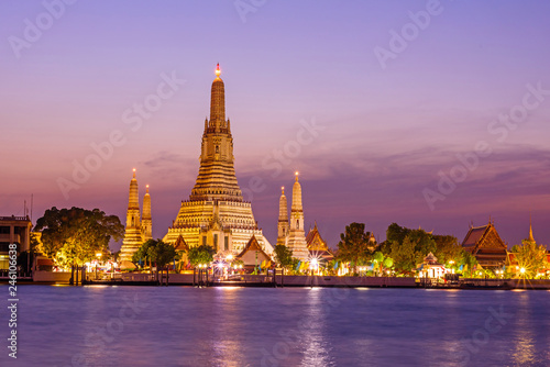 Canvas Print Wat Arun Ratchawararam Ratchawaramahawihan with reflections on the river in suns