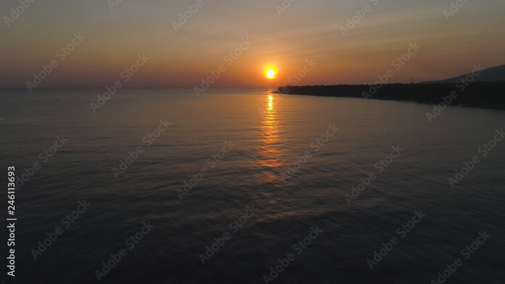 Naklejka premium aerial view sunrise over ocean. seascape colorful sunrise over sea at tropical resort