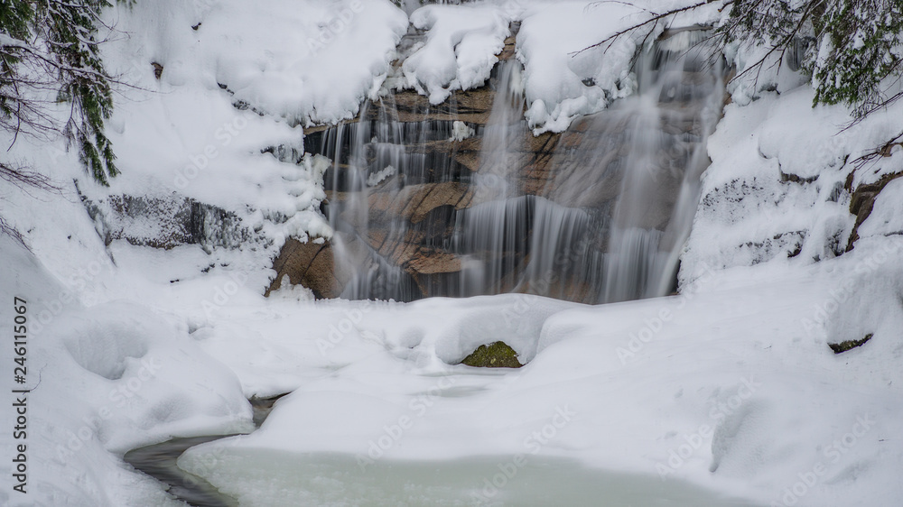Ein Wasserfall im Winter in den Karpaten Tchechen an der Mummelwasserfall 