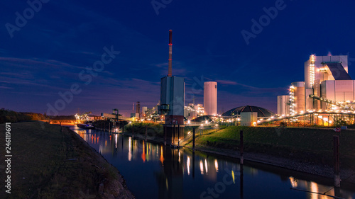 Kraftwerk am Fluss in der Nacht        am Sommerabend in Duisburg  Ruhrgebiet Deutschland