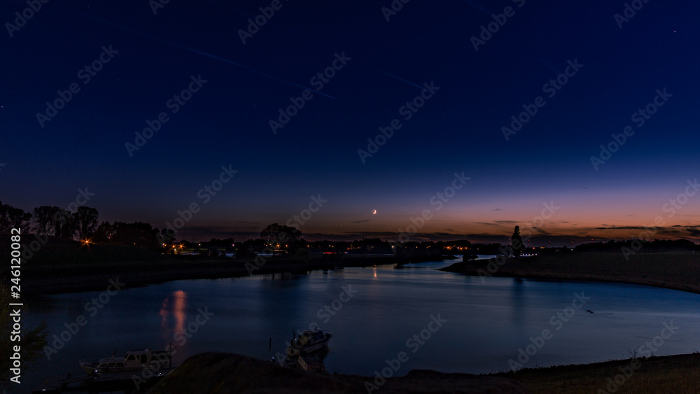 Sonnenuntergang am Rhein in Duisburg