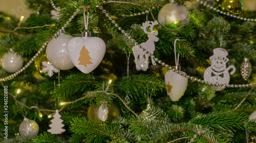 Weiße Dekoration am Tannenbaum zur  Weihnachten photo