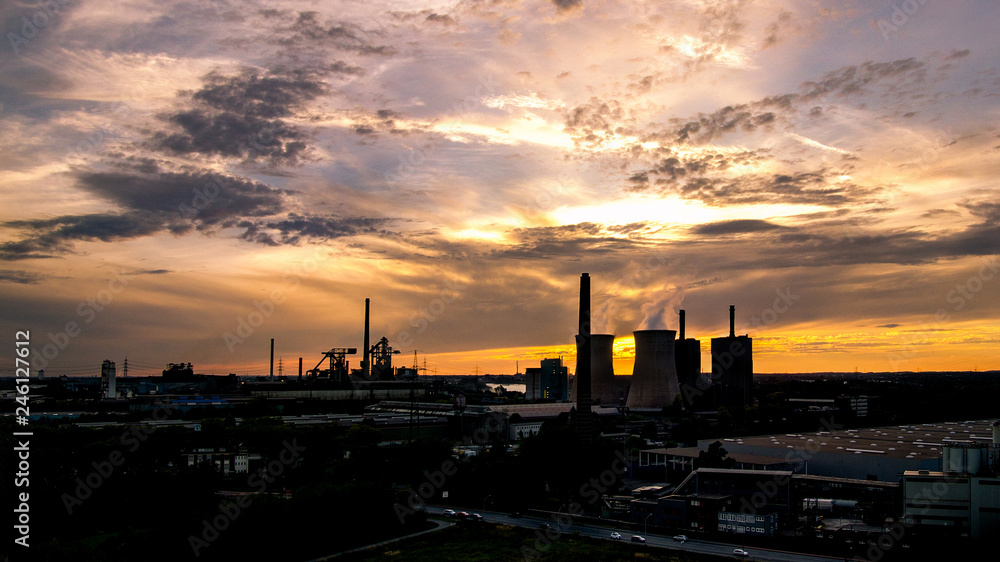 Schornsteine ​​des Kraftwerks nach Sonnenuntergang am Sommerabend in Duisburg, Deutschland