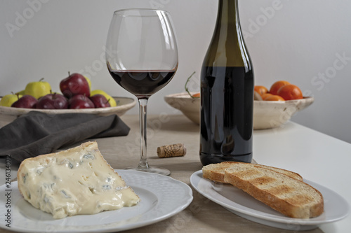 tipico formaggio italiano gorgonzola dolce e vino rosso photo