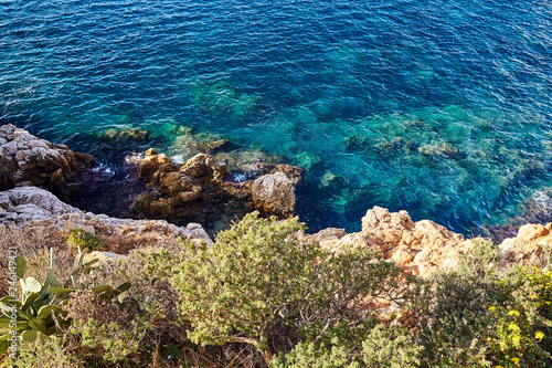 Φωτογραφία Cliff coast with beautiful blue water