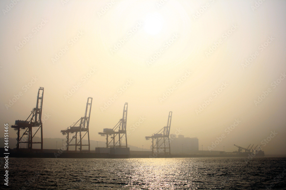 Obraz premium In the harbor crane