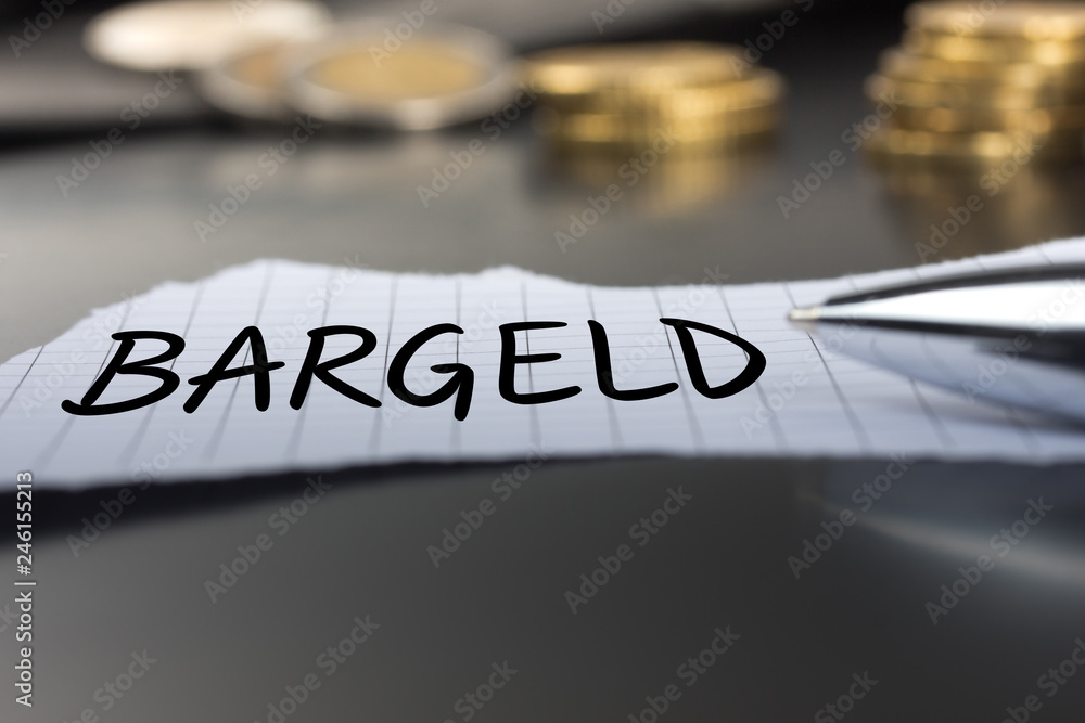 Bargeld auf einem Zettel mit Stift vor Geldmünzen Bargeld auf einem Zettel mit Stift vor Geldmünzen