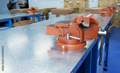 Foto Bench vise in school workshop, vocational education at school