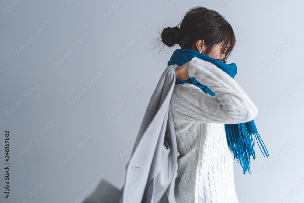 コートを羽織る女性 Stock 写真 | Adobe Stock