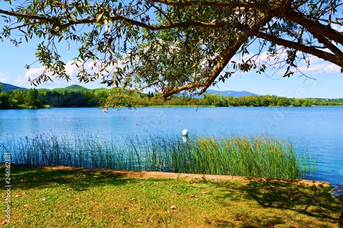 paesaggio naturale del lago di Banyoles il più grande lago della Catalogna, in provincia di Girona,Spagna. Di origine tettonica e carsica si formò nel Quaternario, circa 250.000 anni fa. photo