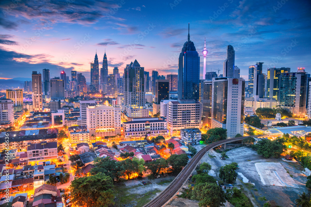 Naklejka premium Kuala Lumpur. Zdjęcie lotnicze panoramę miasta Kuala Lumpur, Malezja podczas wschodu słońca.
