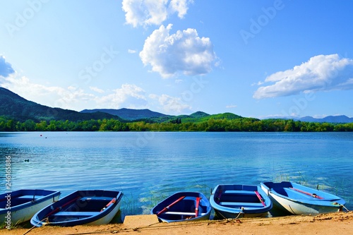 Fototapeta Naklejka Na Ścianę i Meble -  panorama naturale del lago di Banyoles con barchette ormeggiate. E' il più grande lago della Catalogna in provincia di Girona, Spagna.
