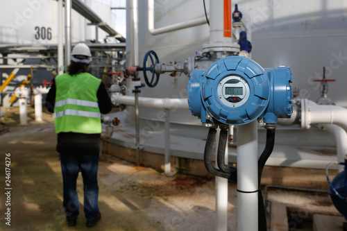 Pressure gauge at gas plant - measuring gas pressure - pipe and valve © bulentcamci