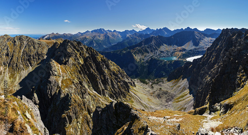 Fototapeta Naklejka Na Ścianę i Meble -  Panorama Przedniego Stawu i Wielkiego Stawu Polskiego oraz schroniska w Dolinie Pięciu Stawów Polskich, Tatry