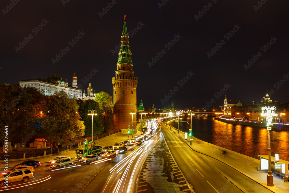 Obraz premium Kremlevskaya embankment near walls of Moscow Kremlin at night. City landscape