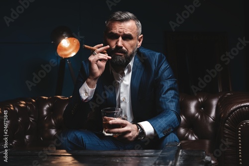 Canvas Print Attractive man with cigar and a glass whiskey