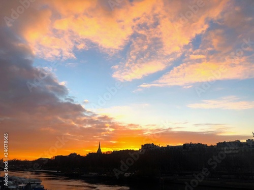 Vista della Senna e di Parigi al tramonto  Francia