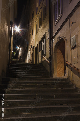 Stein Treppe mit Stufen an Haus mit T  r und Fenstern bei Nacht mit Strassenlampe und Licht