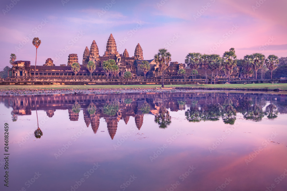 Naklejka premium Świątynia Angkor Wat o wschodzie słońca, Siem Reap, Kambodża