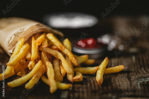 Obraz na płótnie French fries in a basket with ketchup
