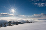 Winterlandschaft mit Schnee und Sonne