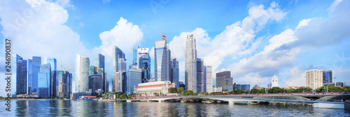 panoramę centralnego Singapuru. Wieże finansowe i most napędowy Esplanade