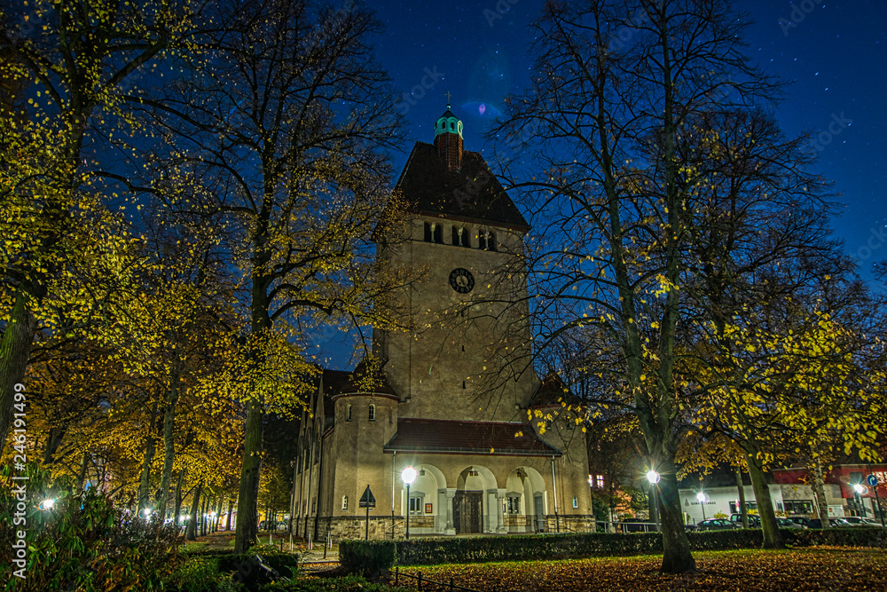 Naklejka premium Nachtaufnahme der beleuchteten historischen Dorfkirche in Berlin Tegel