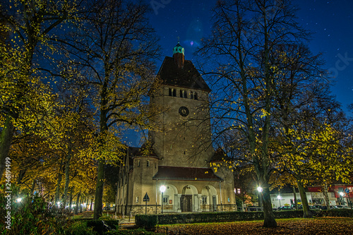 Nachtaufnahme der beleuchteten historischen Dorfkirche in Berlin Tegel