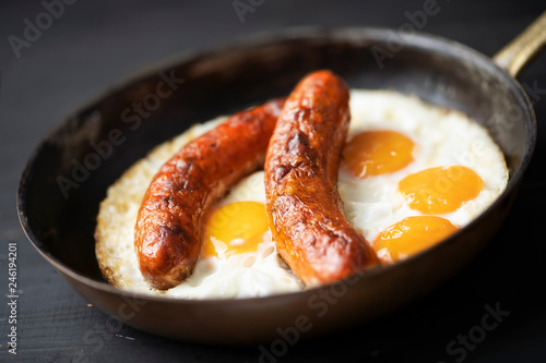 Obraz na płótnie rustic american sausage and eggs breakfast w salonie