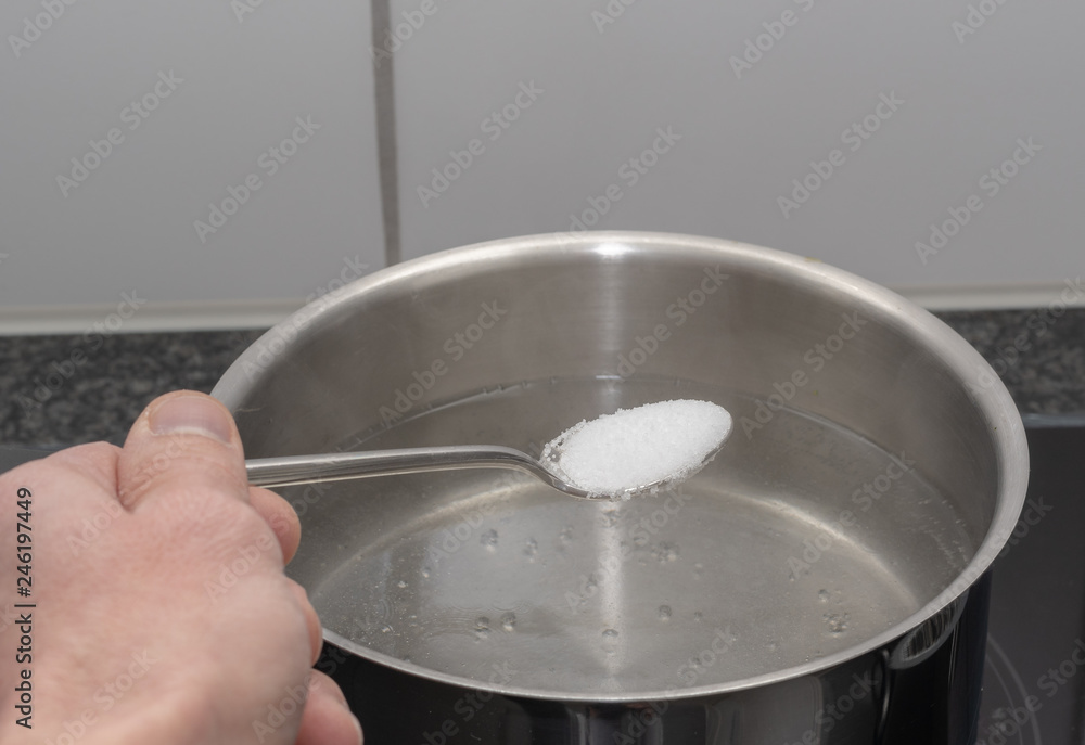 Löffel mit Salz in der Hand Löffel mit Salz in der Hand
